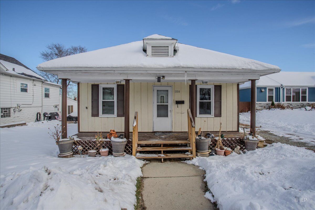 Property Photo: 1104 Cora Street IL 60435