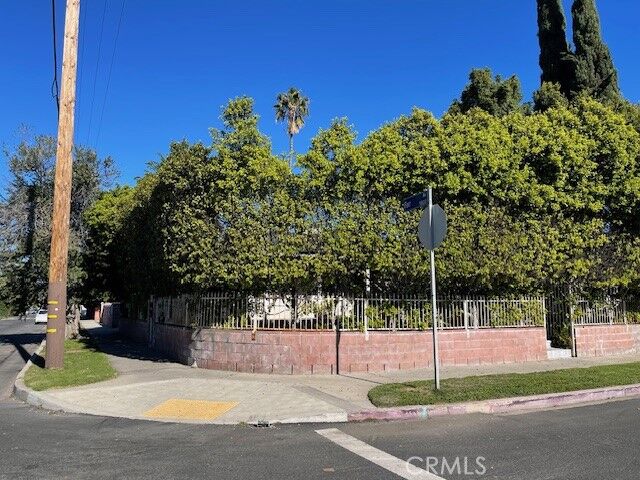 Property Photo: 11143 Emelita CA 91601