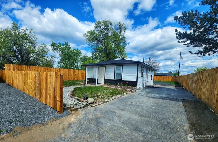 Property Photo:  3021 W Peninsula  WA 98837 