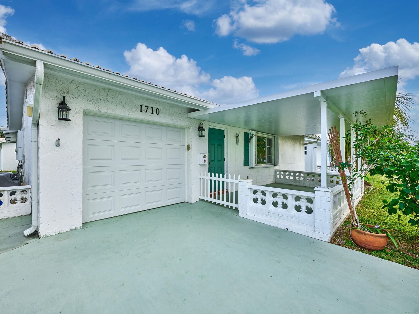 Property Photo: 1710 SW 22nd Street FL 33426