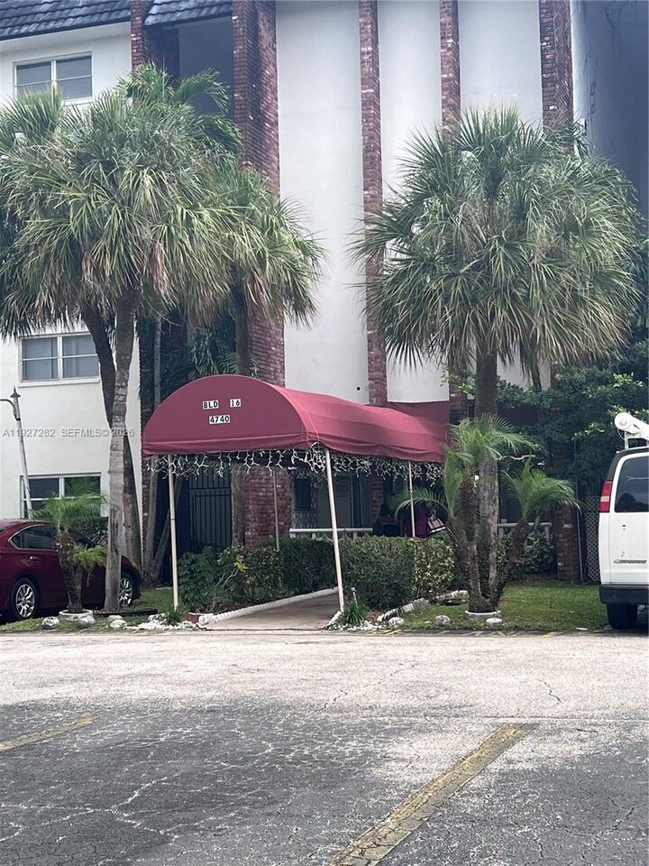 Property Photo: 4740 NW 21st St 4P FL 33313