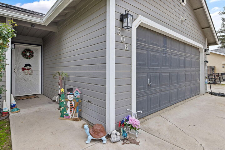 Property Photo: 606 N Orange Avenue CA 93221