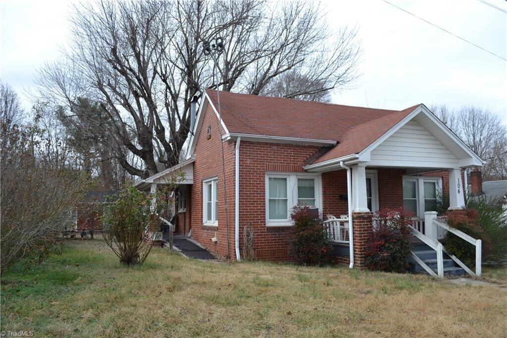 Property Photo:  104 N 4th Avenue  NC 27027 