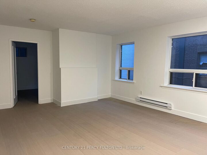 Photo de la propriété:  2373 Bloor Street W 6  ON M6S 1P6 