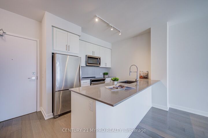 Property Photo:  4055 Parkside Village Drive Th8  ON L5B 0K8 