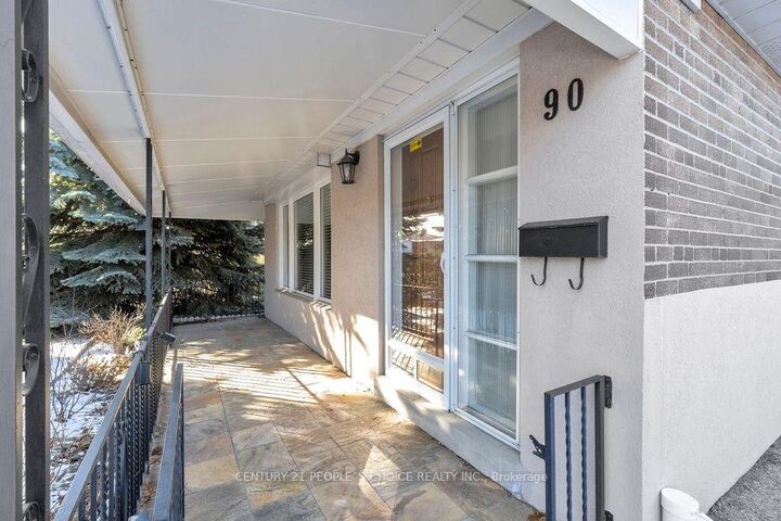 Photo de la propriété: 90 Goldsboro Road ON M9L 1A8