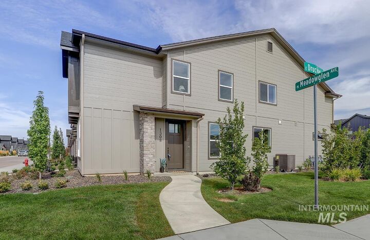 Property Photo: 1328 N Meadowglen Ave ID 83642-9180