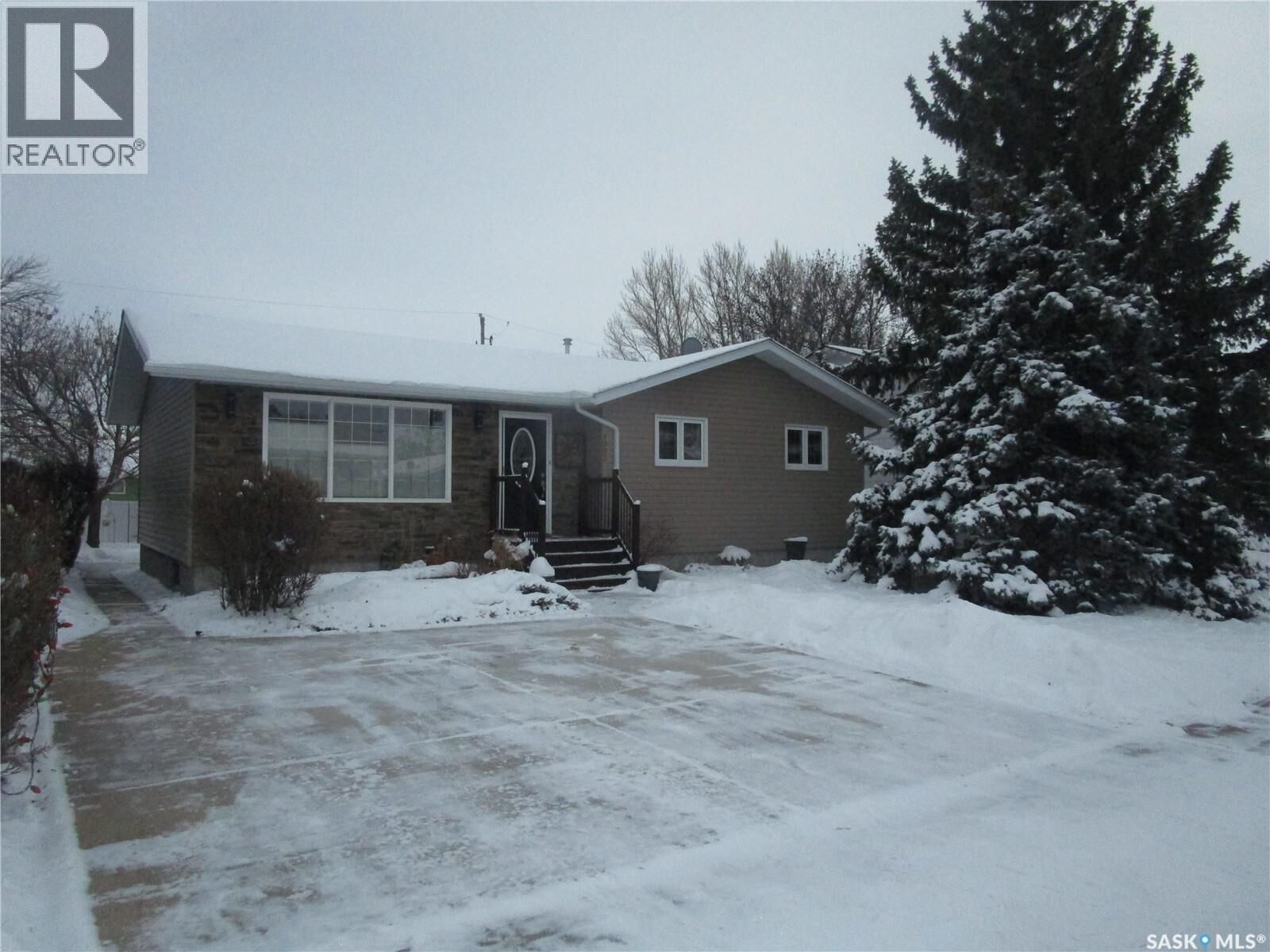 Property Photo:  1003 1st Street W  SK S0H 0B0 