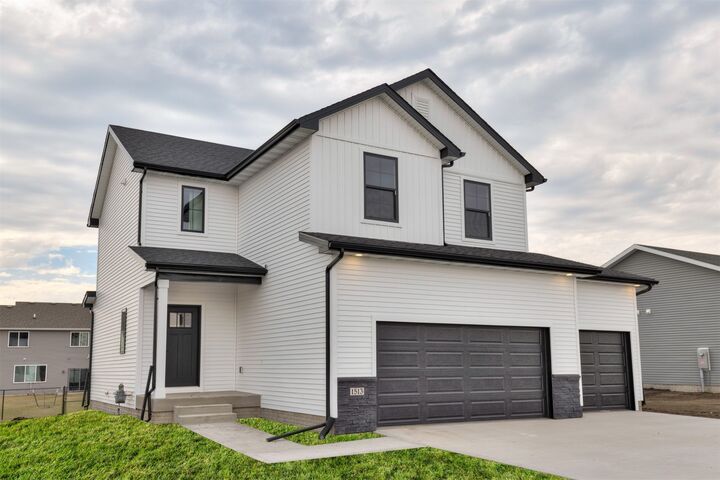 Property Photo:  1513 Maple Street  IA 50109 