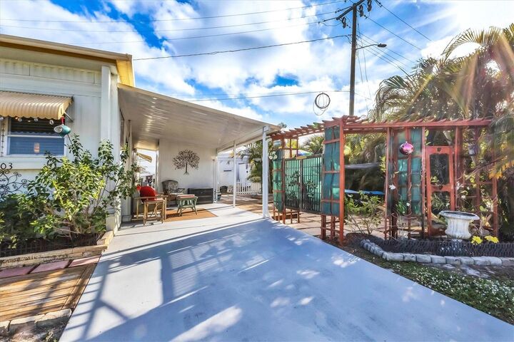 Property Photo: 4103 12th Street Court E FL 34222