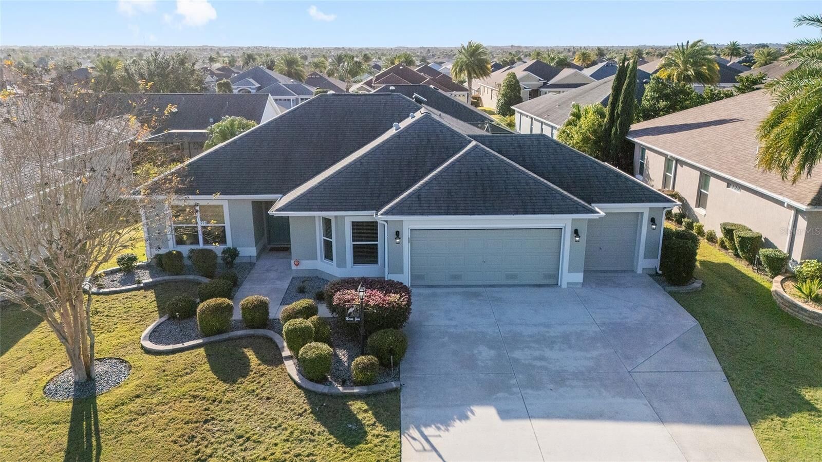 Property Photo:  926 Long Leaf Lane  FL 32163 