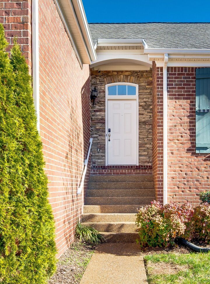 Property Photo: 1304 W Running Brook Rd TN 37209