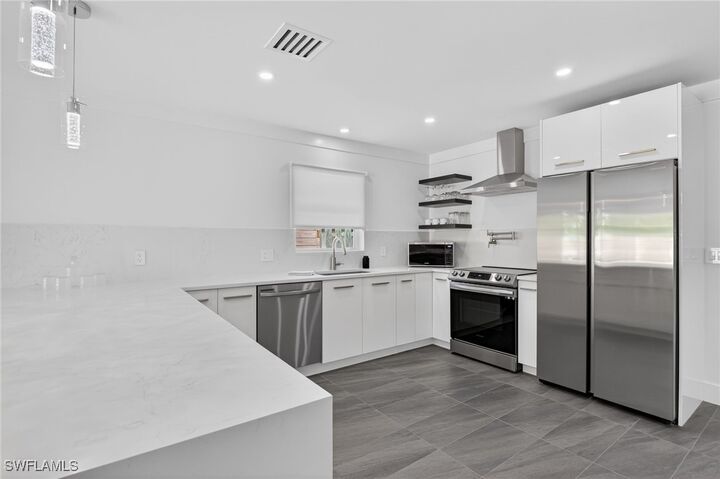 Property Photo: 565 110th Avenue N FL 34108