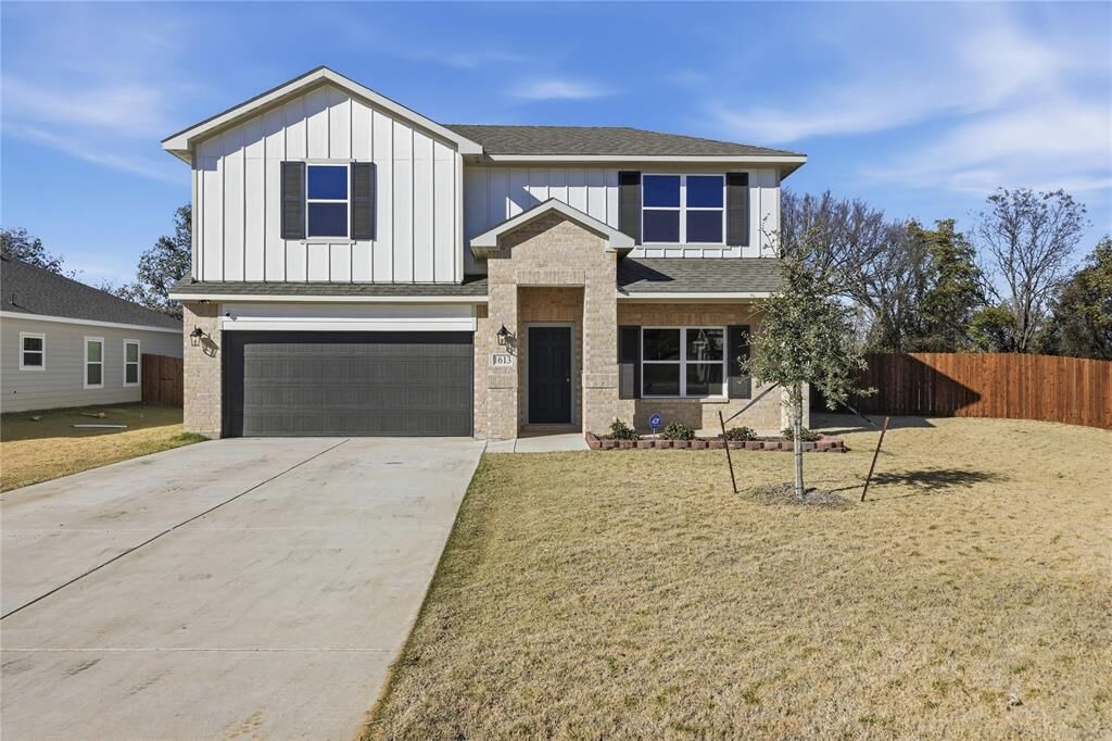 Property Photo: 1613 Annabelle Street TX 76031