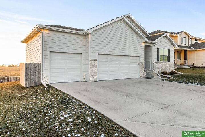 Property Photo: 165 N 10th Avenue NE 68059