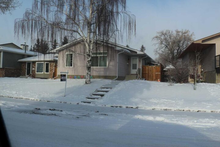 Property Photo:  112 Woodvale Road SW  AB T2W 3M8 