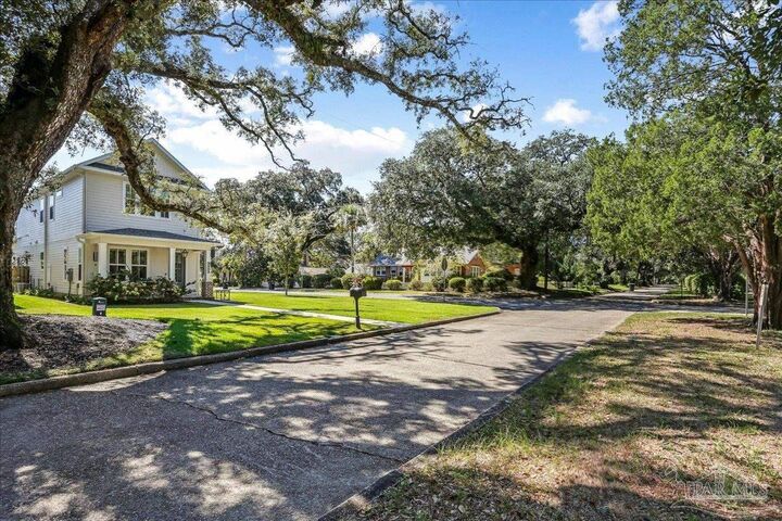 Property Photo:  1301 E Lakeview Ave  FL 32503 