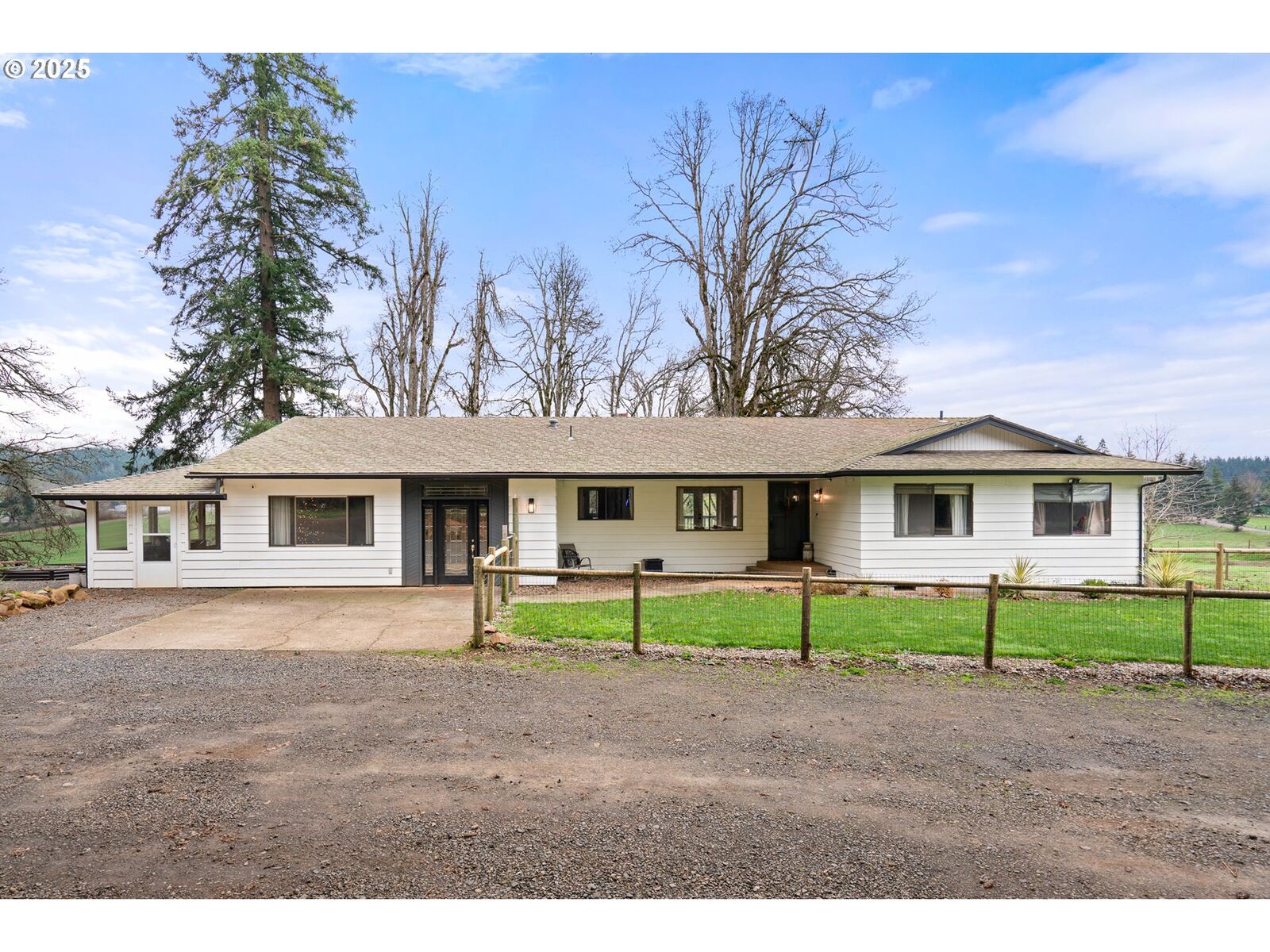 Property Photo: 6020 Valley View Rd NE OR 97381
