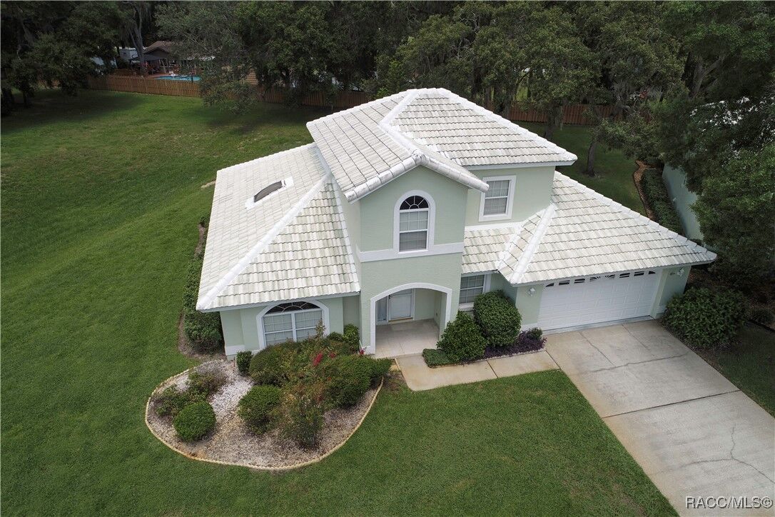 Property Photo: 823 Balmoral Court FL 34453