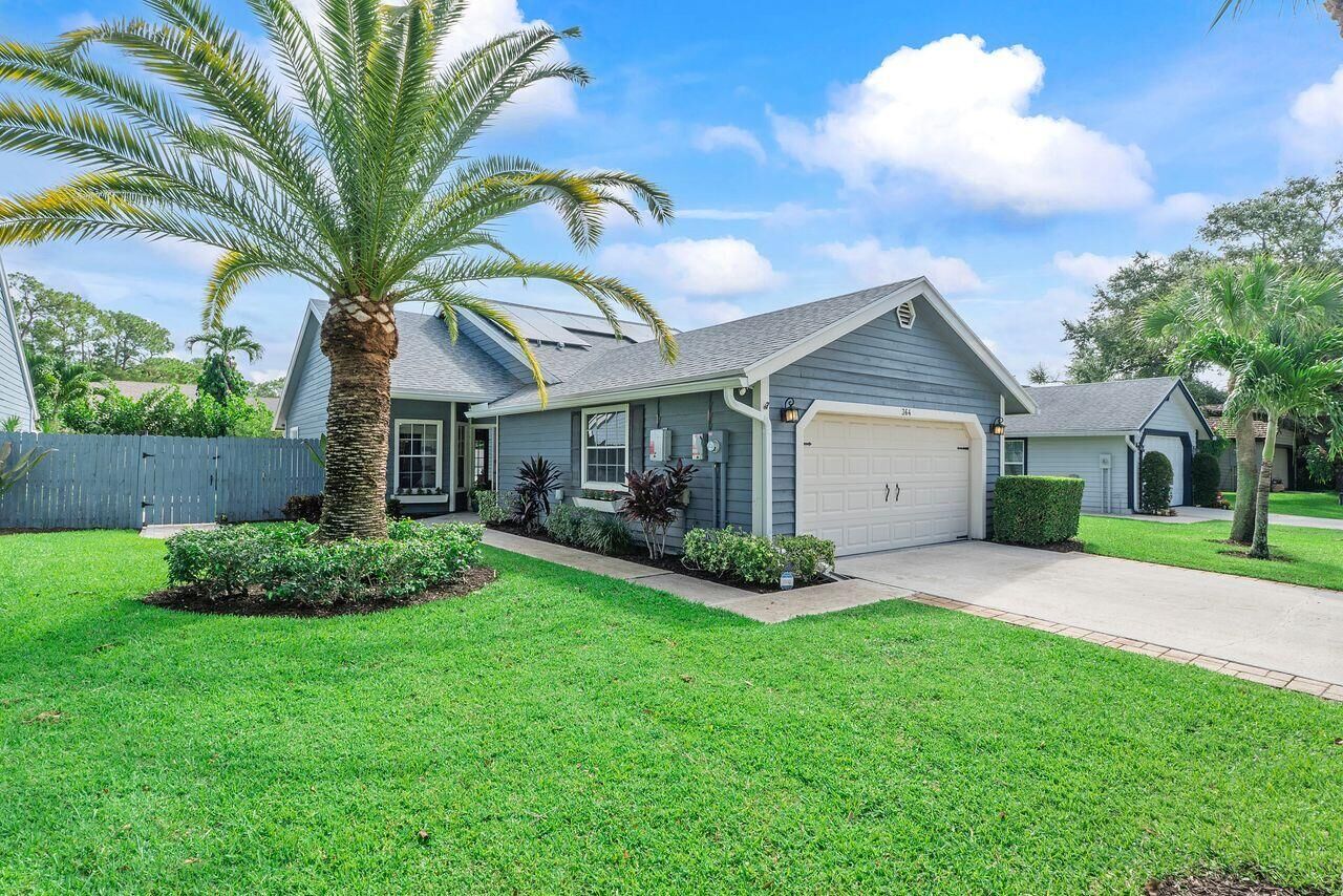 Property Photo: 364 Park Forest Way FL 33414