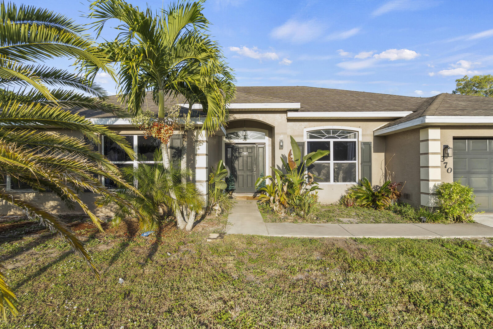 Property Photo:  370 SW Tulip Boulevard  FL 34953 