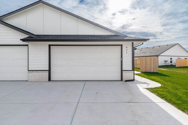 Property Photo: 471 E Harper St KS 67147-8948