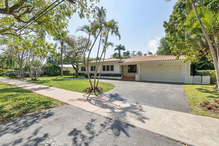 Property Photo: 6820 Granada Blvd FL 33146