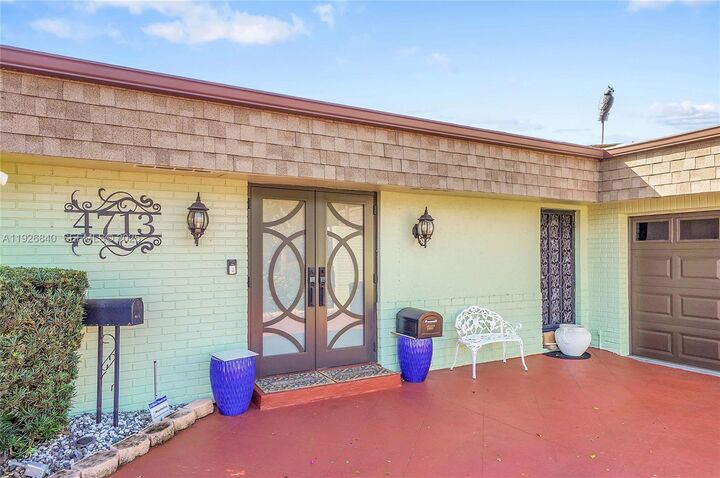 Property Photo: 4713 Banyan Ln FL 33319