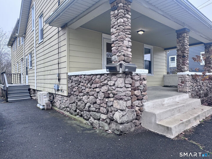 Property Photo: 85 Ivy Street B CT 06405