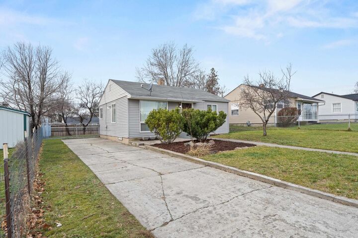 Property Photo: 5621 N Milton St WA 99205