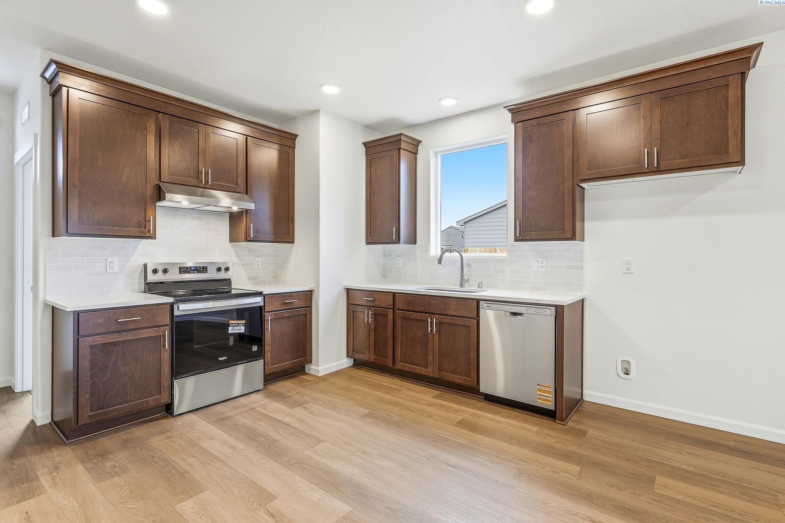 Property Photo:  409 Amberly Ave  WA 98930 