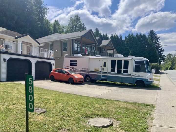 Photo de la propriété:  5800 Jinkerson Road  BC V2R 0C8 