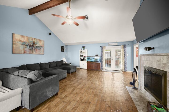 Property Photo: 328 N Canterbury Dr LA 70068