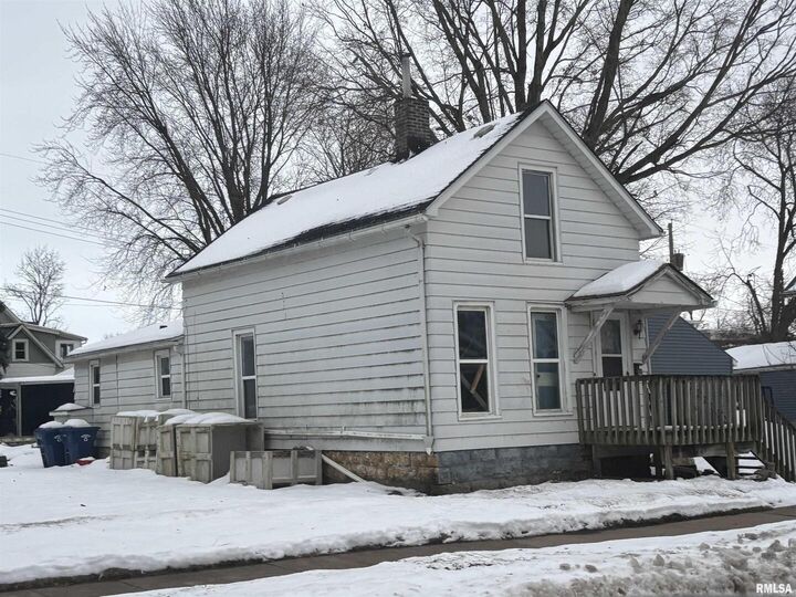 Property Photo:  2231 Pershing Blvd Boulevard  IA 52732 