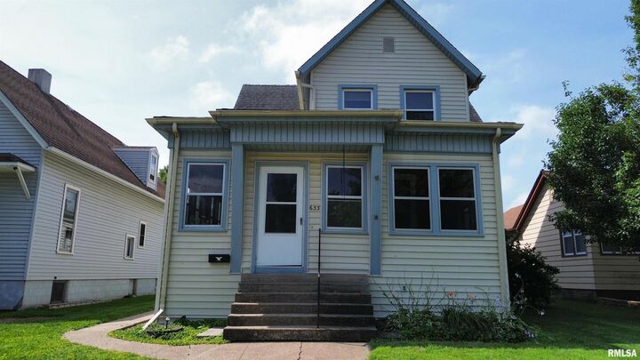 Property Photo:  633 4th Avenue S  IA 52732 