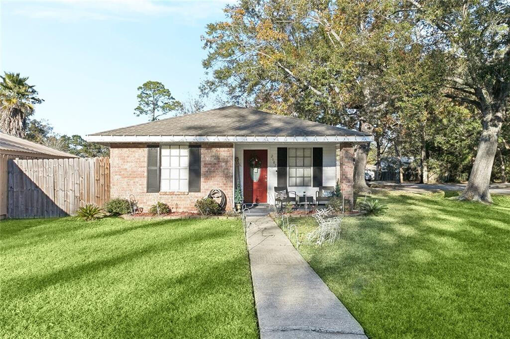 Property Photo:  2102 Oriole Street  LA 70460 