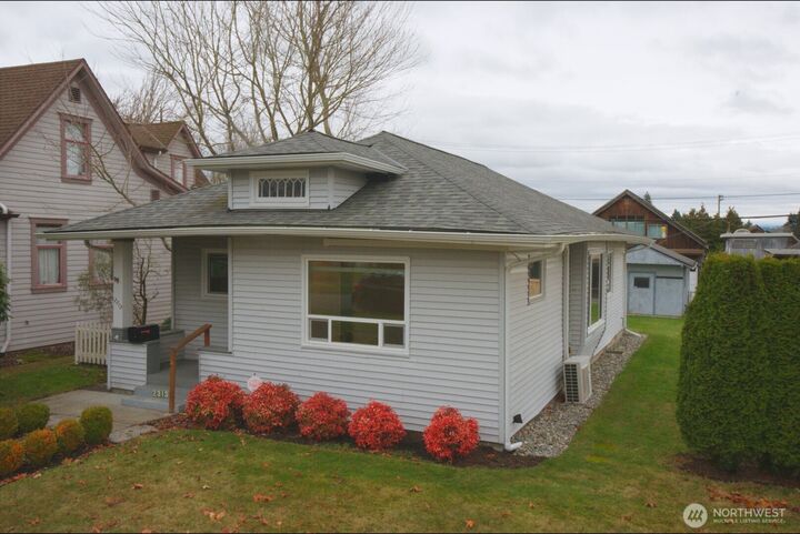 Property Photo:  2313  Maple Street  WA 98201 