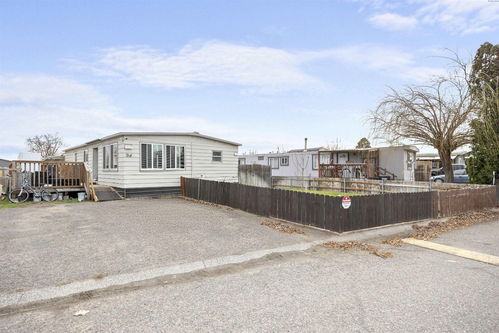 Property Photo:  925 N Elm Ave  WA 99301 