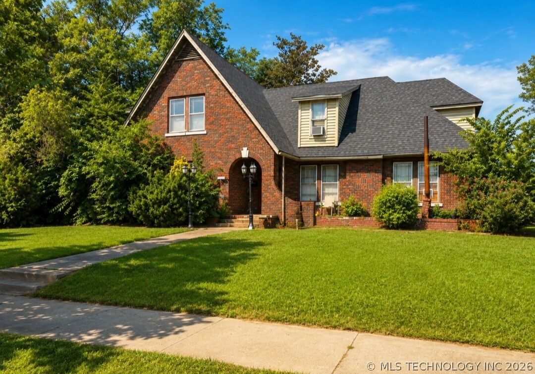 Property Photo: 1101 S Mekusukey Avenue OK 74884