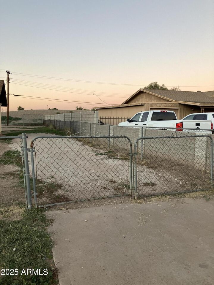 Property Photo:  3360 W Moreland Street  AZ 85009 