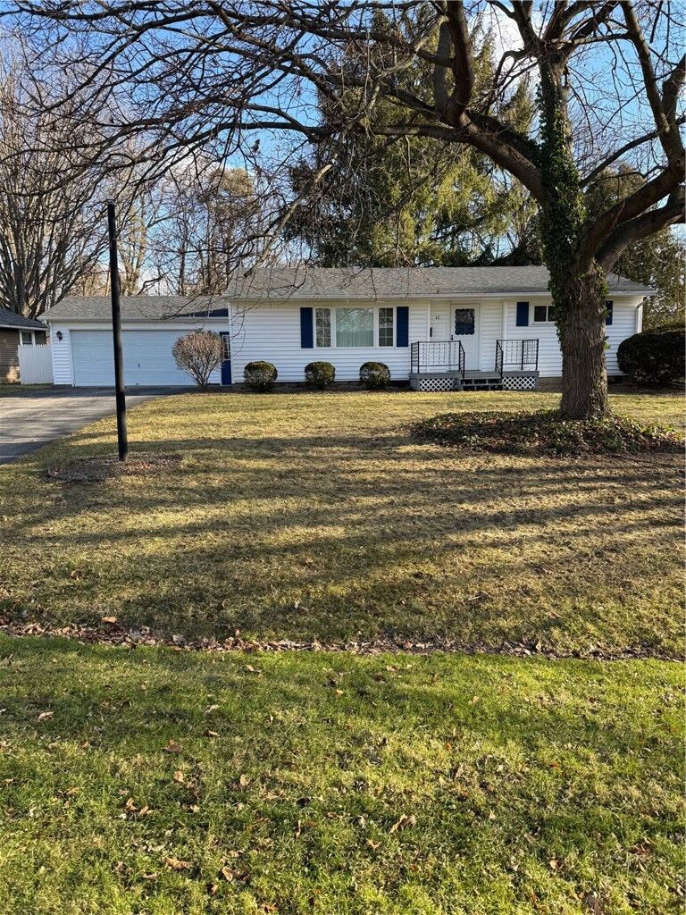Property Photo:  42 E Cavalier Road  NY 14546 