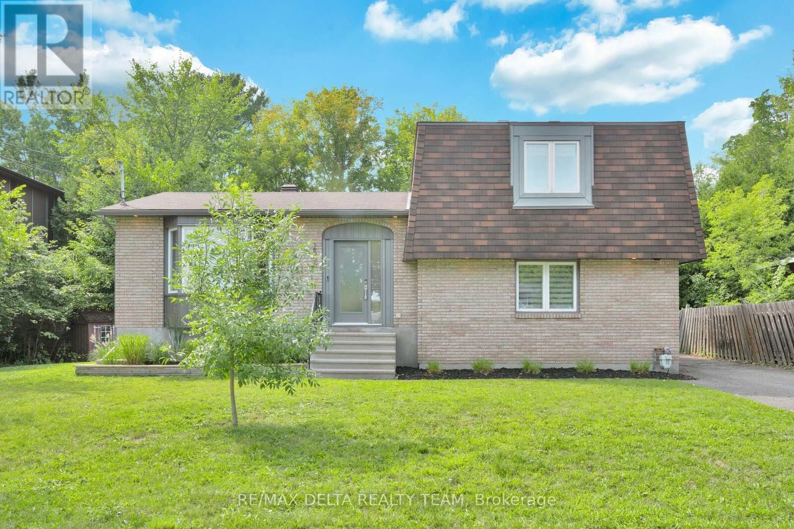 Property Photo:  2556 Gravelle Crescent  ON K1B 3A3 