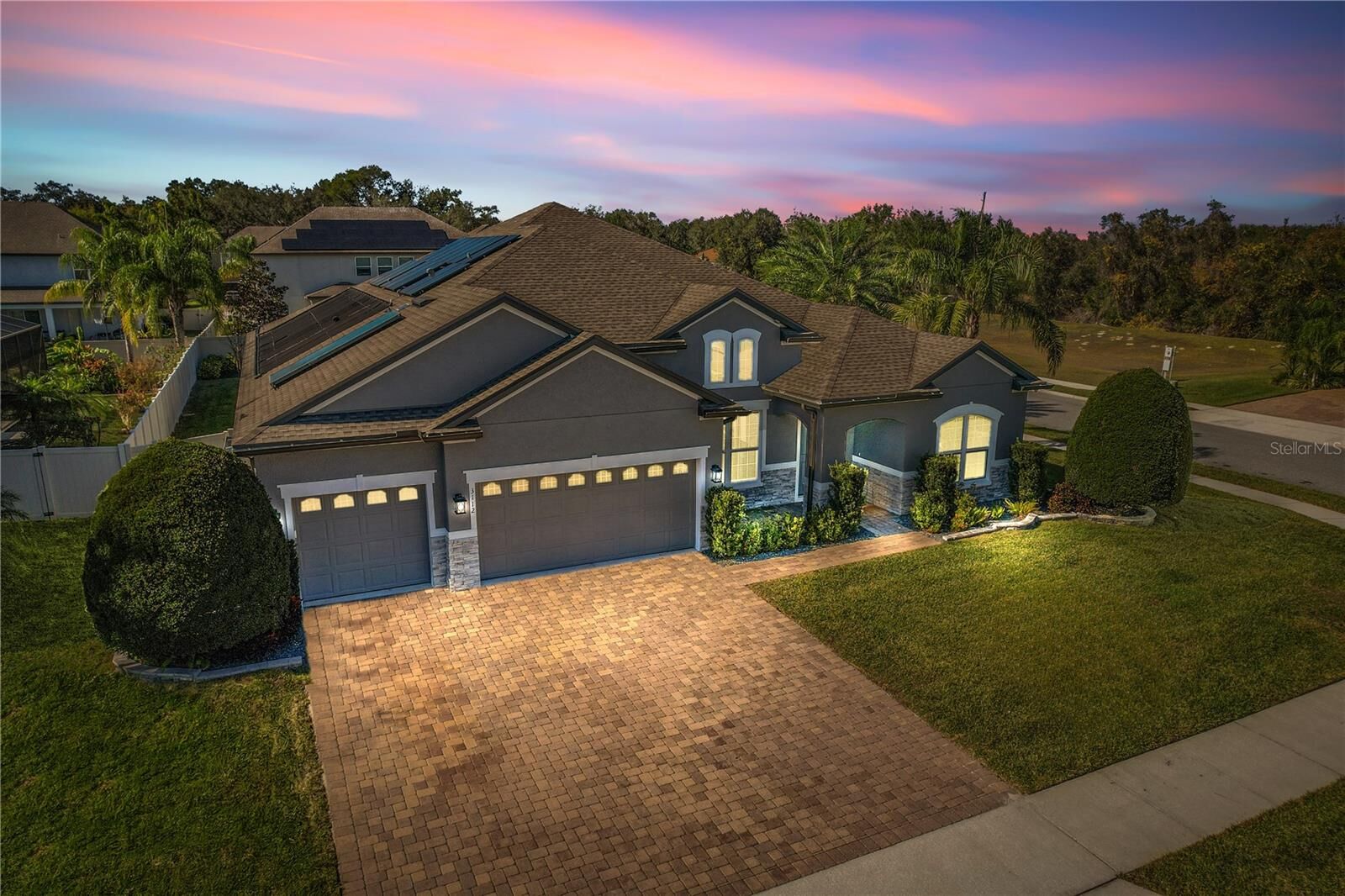 Property Photo: 3112 Pinenut Drive FL 32712