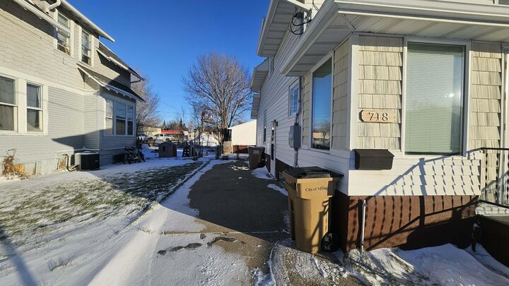 Property Photo:  718 3rd St NW  ND 58703 