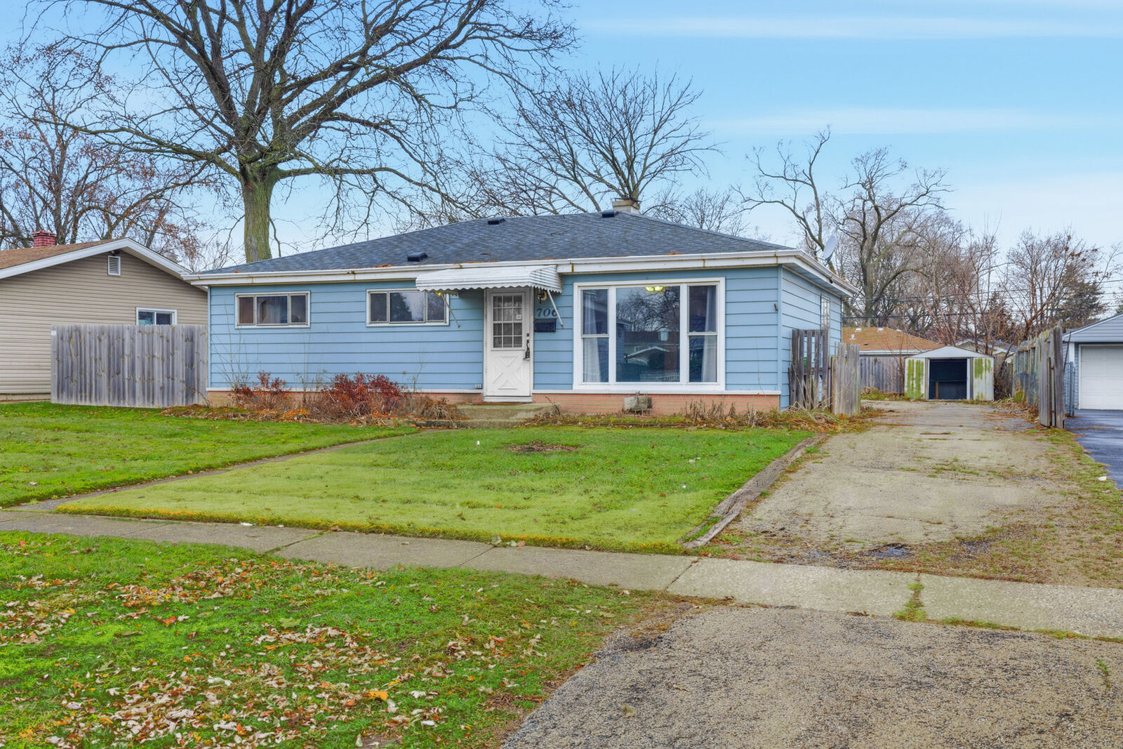 Property Photo:  706 W James Avenue  IL 60181 