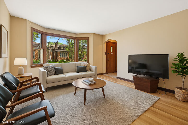 Property Photo:  6321 N Merrimac Avenue  IL 60646 