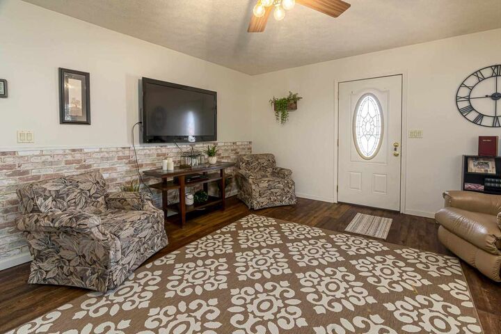 Property Photo: 1002 E Main Street IL 62896