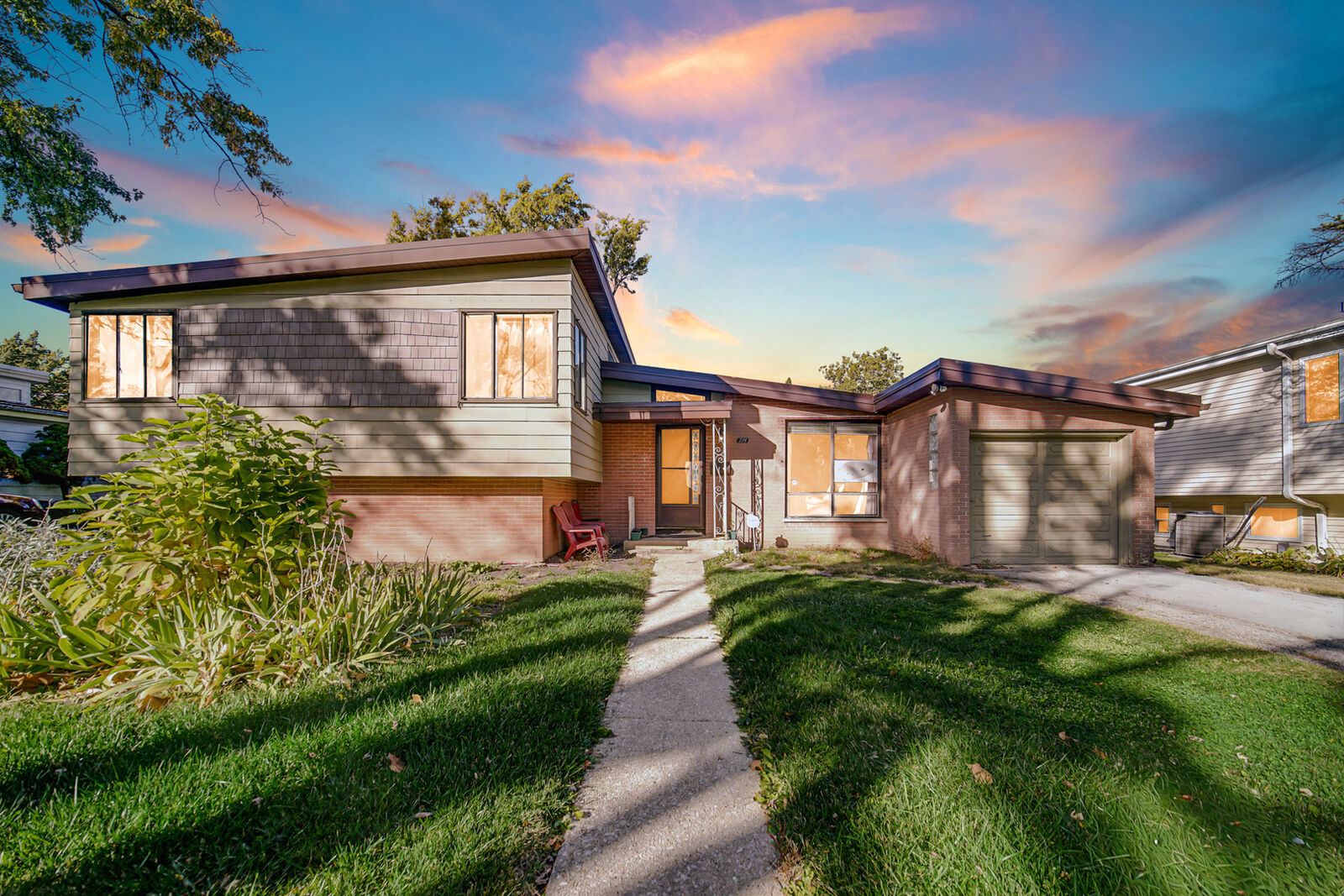 Property Photo: 714 W Pleasant Street IL 60181