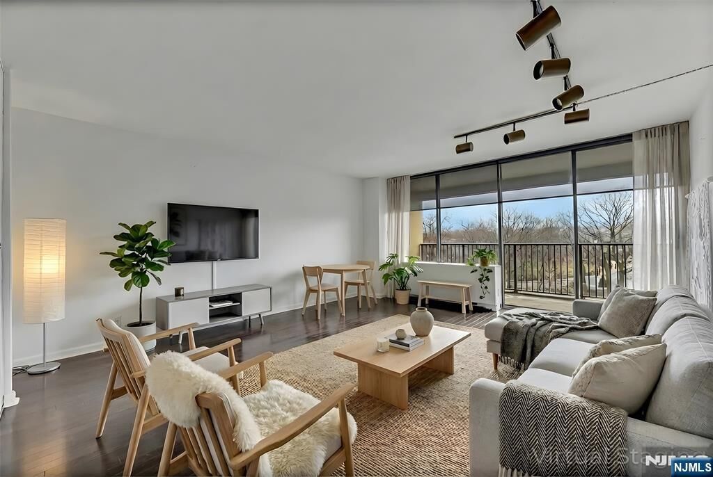 Property Photo: 6 Horizon #306 NJ 07024