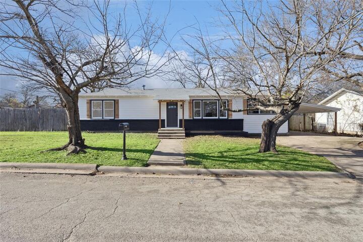 Property Photo: 1301 N Douglas Avenue TX 76033